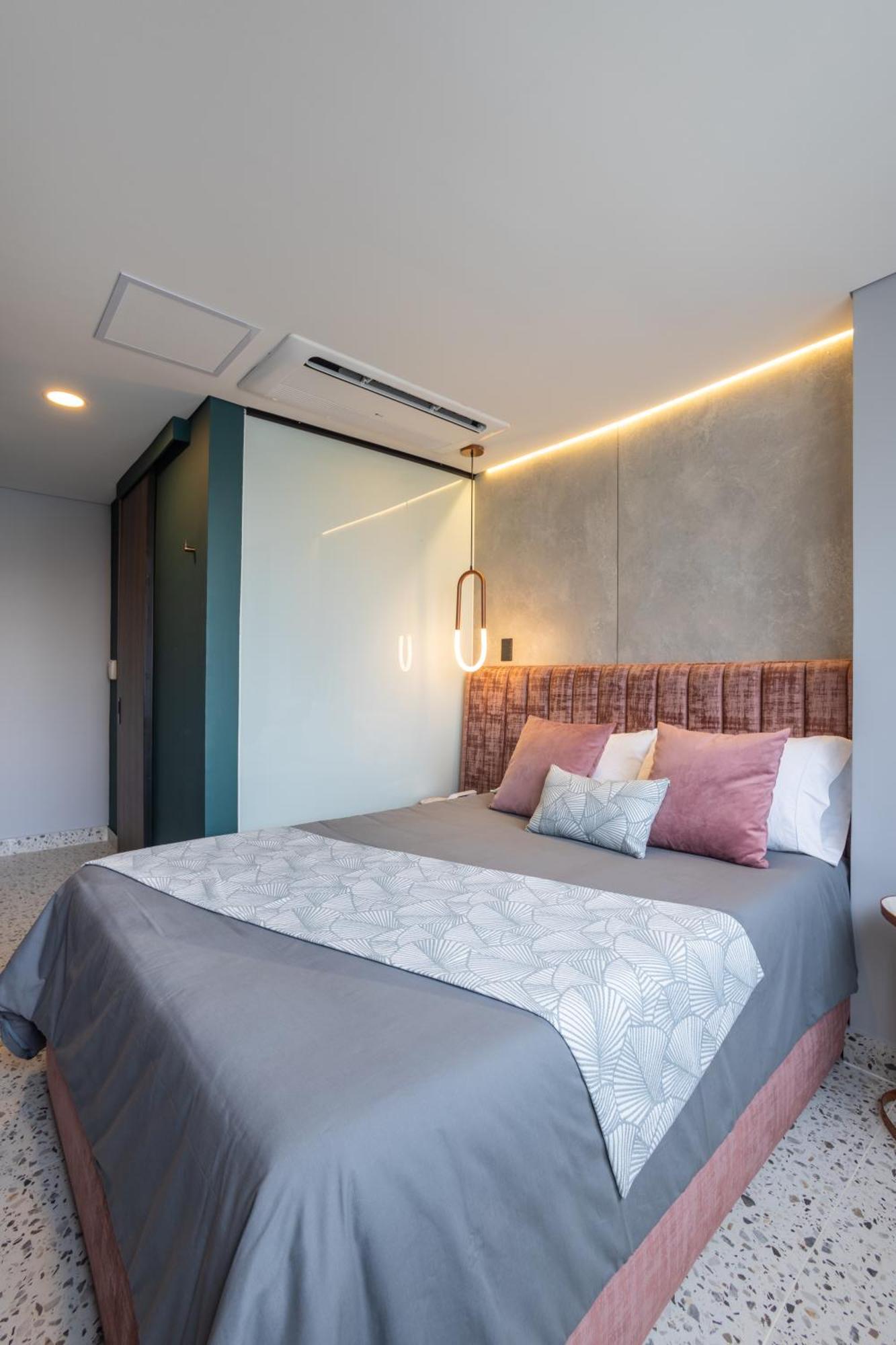 Glow 4* Medellín