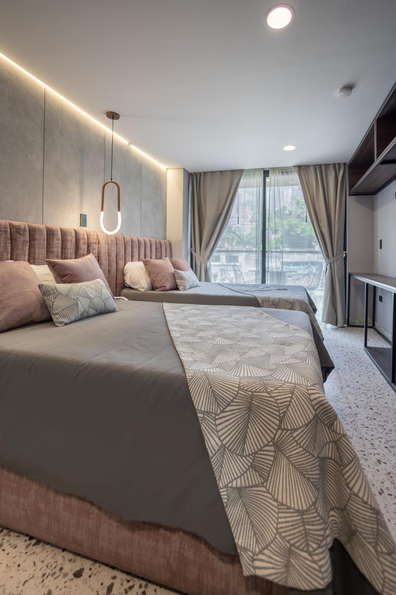 Glow 4* Medellín