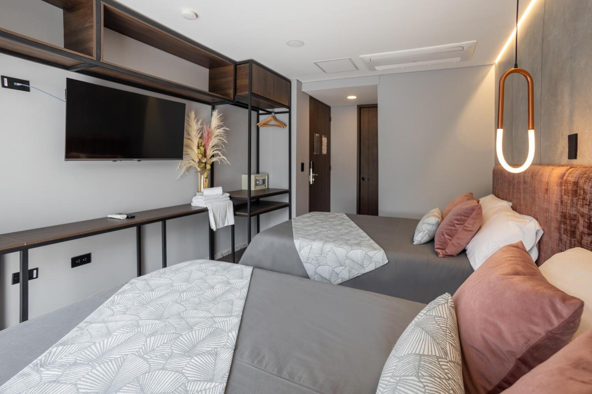 Glow 4* Medellín