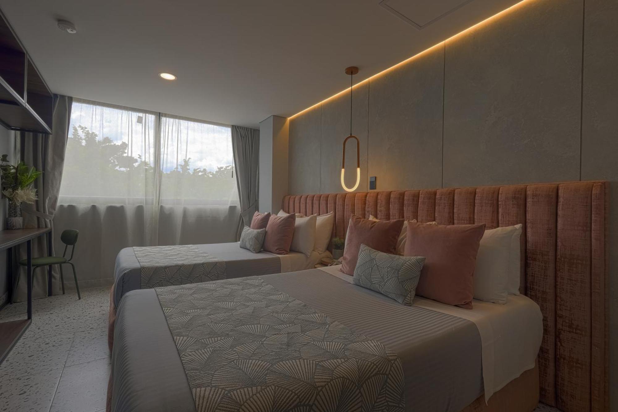 Glow 4* Medellín
